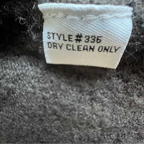 Fabletics black pink floral crop tag missing. See measurements pictured. - Picture 3 of 7